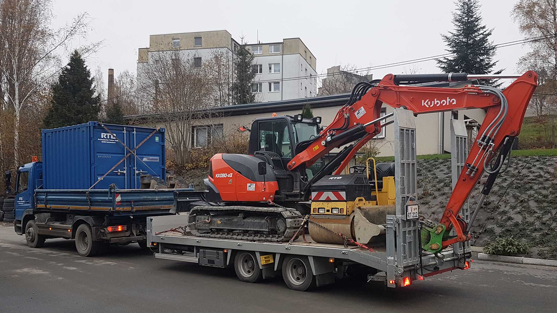 Bagger auf LKW im Firmengelände